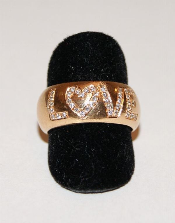 Anello, in oro giallo, con scritta LOVE decorata a brillantini, marcato Torrini, gr. 12,5