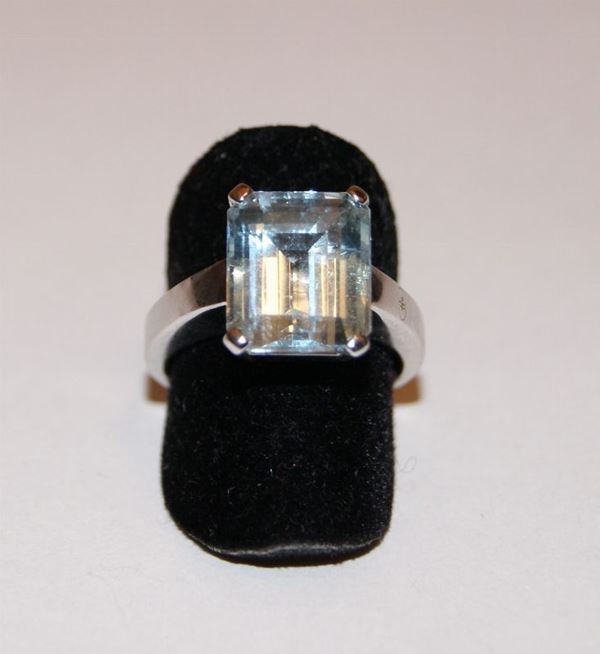 Anello, in oro bianco, con acquamarina, marcato Torrini, gr. 11