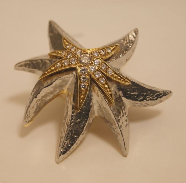 Spilla, STELLA MARINA, in oro giallo e bianco, con decorazione con brillanti, marcato Torrini, ct 1,03, gr. 24,5