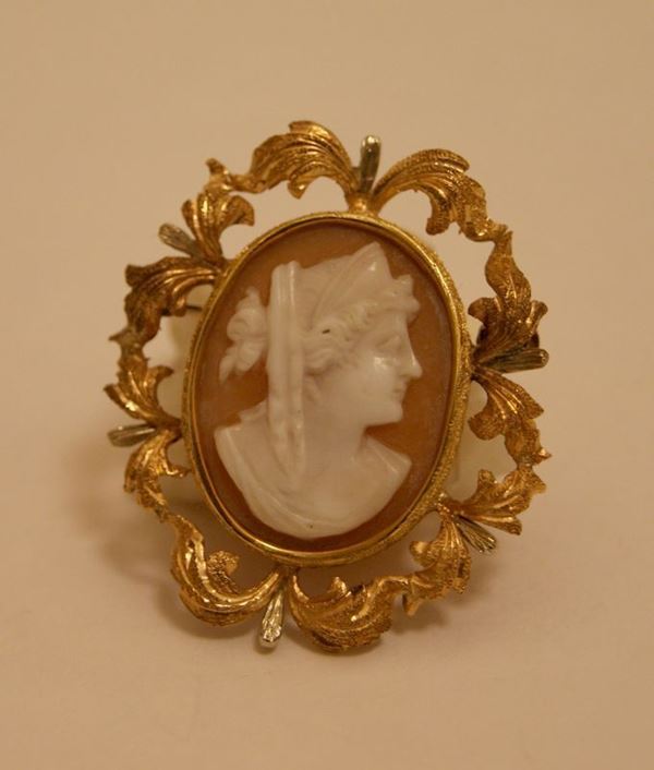 Spilla, in oro giallo, con cammeo, marcato Torrini, gr. 4