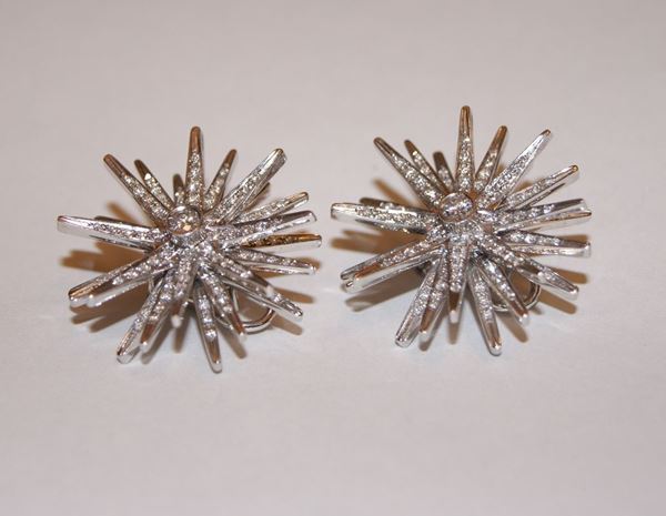 Paio di orecchini, in oro bianco, a forma di stella, ventiquattro raggi ciascuno con brillanti, marcato Torrini, ct 3, gr. 26,6 (2)