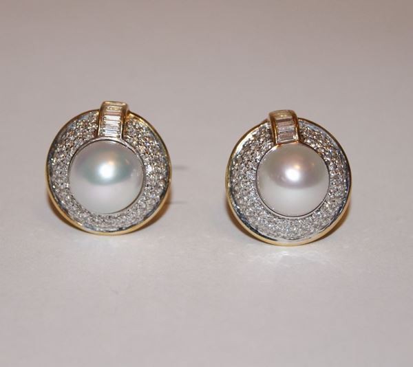 Paio di orecchini, in oro giallo, con pave' di brillanti e diamanti baguette, con perla australiana mm 11, marcati Torrini, ct 3, gr. 13 (2)