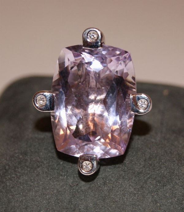 Anello, in oro bianco con ametista rettangolare, marcato Torrini, in oro gr 6,80 e quattro brillantini