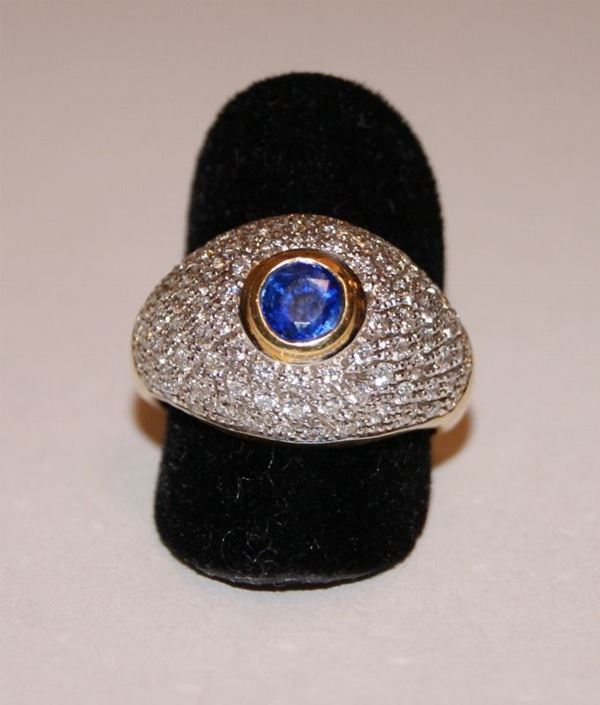 Anello a cupoletta, con pave' di brillanti e zaffiro centrale, marcato Torrini, per ct 0,90 e gr. 12,5