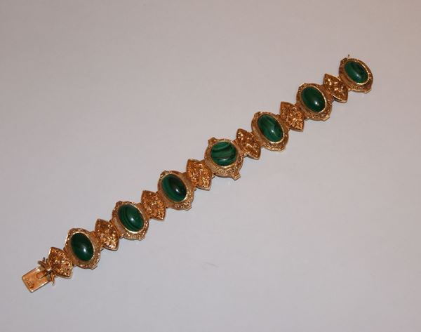 Bracciale, in oro giallo inciso, con malachite cabouchon, marcato Torrini, gr. 28