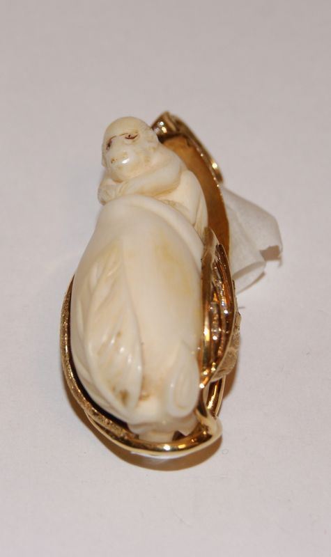 Pendente, SCIMMIA, in avorio decorato con foglie oro e brillantini, marcato Torrini, gr. 11,10