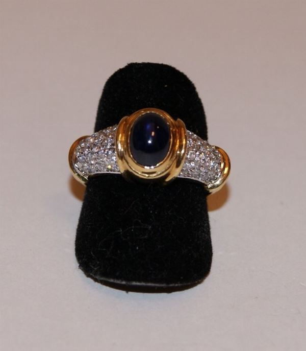 Anello, in oro giallo con zaffiro cabouchon e brillanti, marcato Torrini, ct 0,63, gr. 9,4