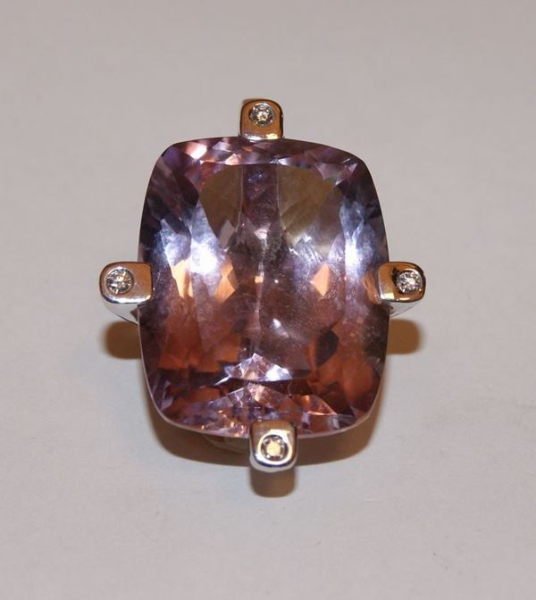 Pendente, con ametista rosa 30x24, con montatura oro e quattro brillantini, marcato Torrini, gr. 11,80