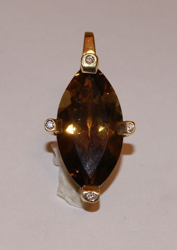 Pendente, in oro giallo, con quattro brillantini e quarzo whisky nave', marcato Torrini, gr. 4,13