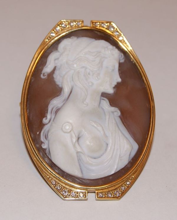 Spilla, in oro giallo, con brillantini, ovale con cammeo, raffigurante Cleopatra, marcata Torrini, gr. 16,6