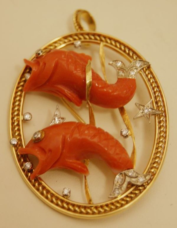 Spilla pendente, in oro giallo, con brillanti e coralli sagomati a pesci, marcata  Torrini, ct 0,33, gr. 11
