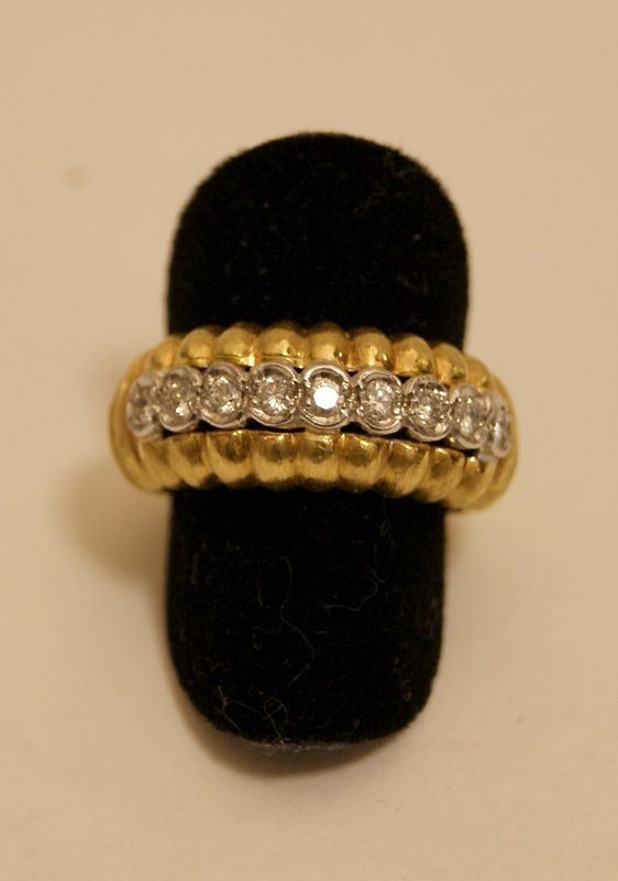 Anello, in oro giallo e bianco, con binario di brillantini, ct 0,29, gr. 9,5