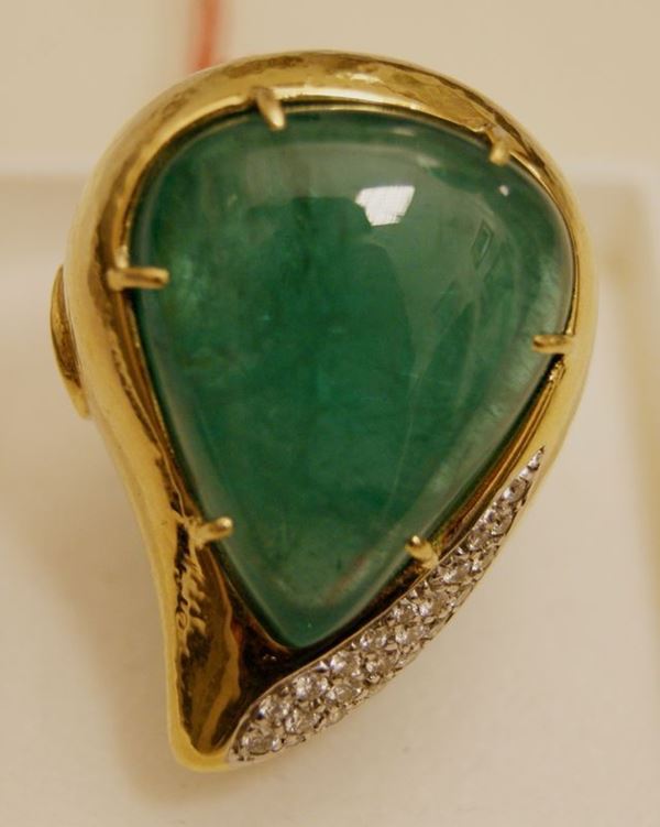 Anello in oro giallo e bianco, con pave' di brillanti e radice di smeraldo di taglio a goccia, marcato Torrini, gr. 28,5