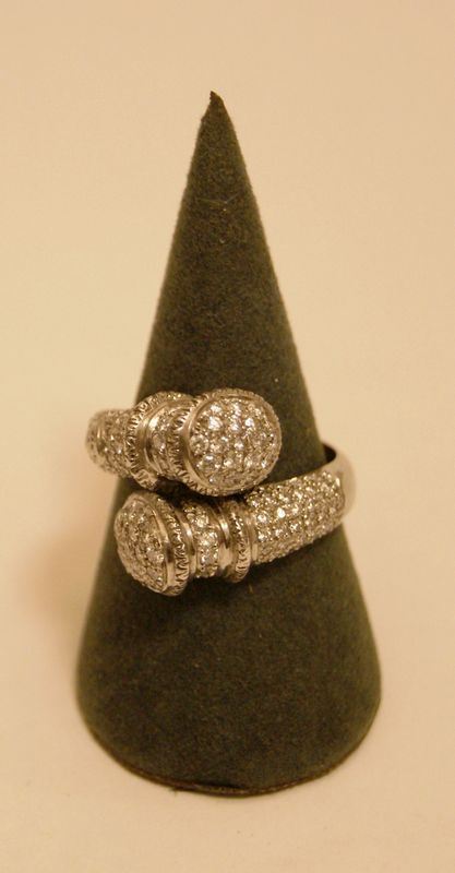 Anello, in oro bianco, contrarie' con pave' di brillanti, marcato Torrini, ct 1,25, gr. 8,8