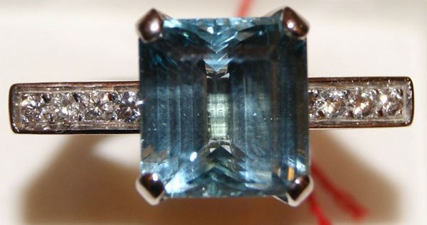 Anello, in oro bianco, con acquamarina di circa 5 ct, marcato Torrini, gr. 9,7