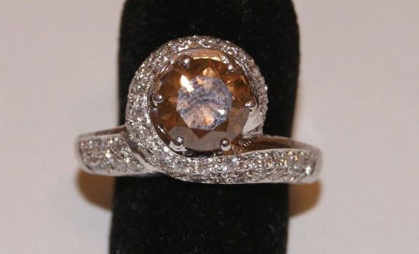 Anello, in oro bianco, con brillante centrale brown, di circa 2,5 ct, e pave di brillanti, marcato Torrini, gr. 10,5