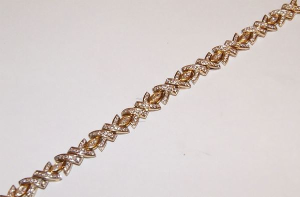 Bracciale, in oro giallo, a maglia snodata con diamanti di vari tagli, marcato Torrini, ct 5,9 e gr. 40