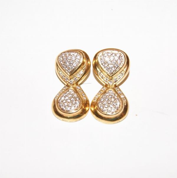 Coppia di orecchini a pendente, in oro giallo, a doppio cuore, con pave' di brillanti, ct 2,00 e gr. 18,3 (2)
