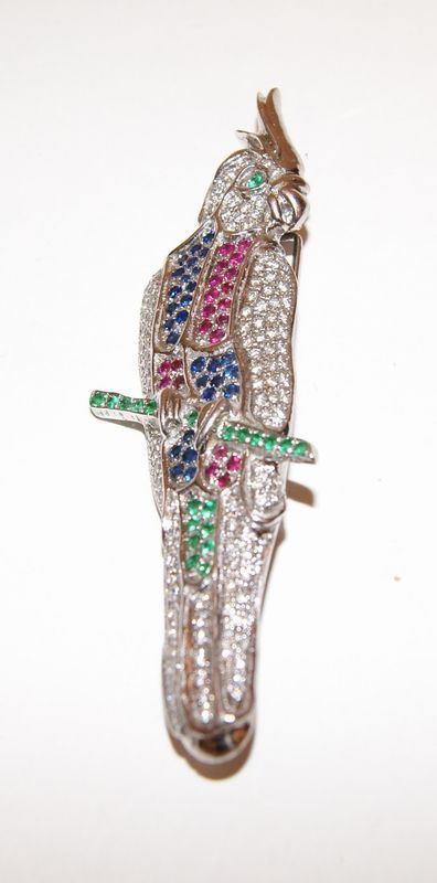 Spilla, in oro bianco, a forma di PAPPAGALLO, con pave' di brillanti, rubini, smeraldi e zaffiri, ct 1,89 e gr 30