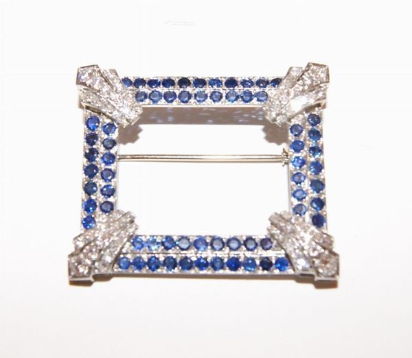 Spilla, in platino, a forma di cornice con zaffiri e brillanti, marcato Torrini, ct 1,7, gr. 17,5