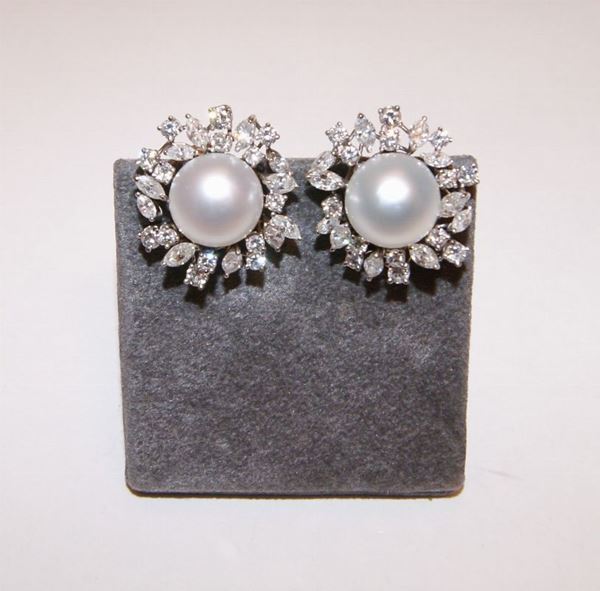 Coppia di orecchini, in oro bianco, con diamanti di vari tagli e perle mabe', marcati Torrini, ct 4,6 e gr. 19,5 (2)