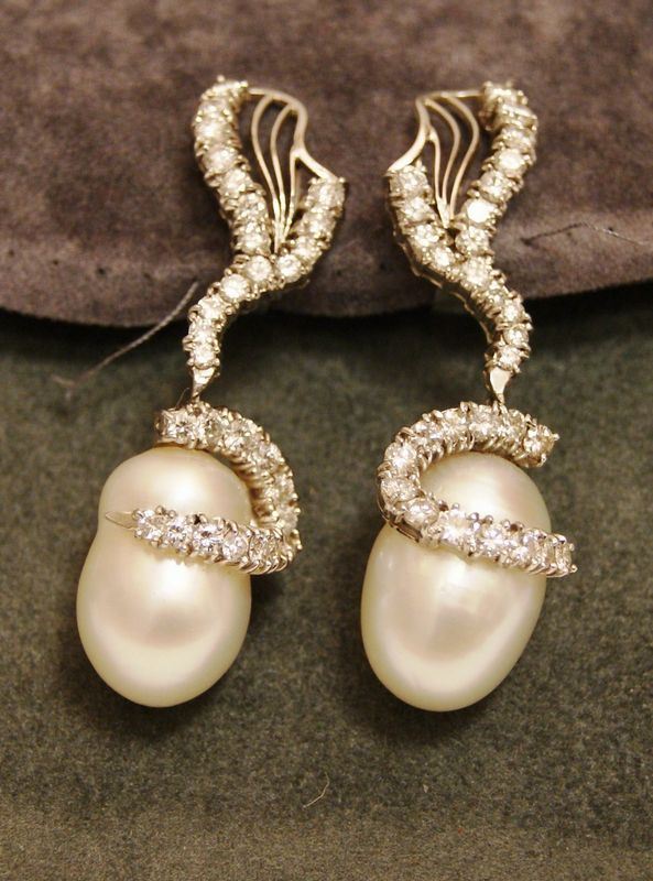 Coppia di orecchini, in oro bianco, con brillanti ct 1,8 e perle a goccia gr. 18,5 (2)