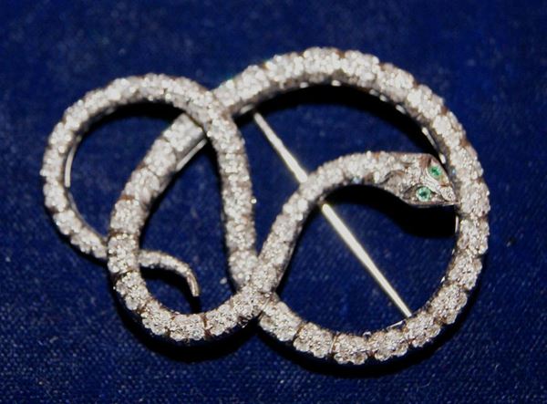 Spilla, in oro bianco, a forma di serpente, con pave' di brillanti, marcato Torrini, ct 2,30 e gr. 14,6