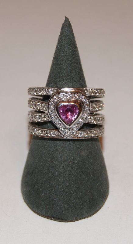 Anello, in oro bianco, con quattro binari di brillanti per ct 1,04 e zaffiro rosa di taglio a cuore gr. 13,5, marcato Torrini