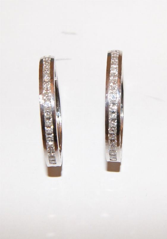 Coppia di orecchini, in oro bianco, con brillanti, ct 2,00 e gr. 19 (2)