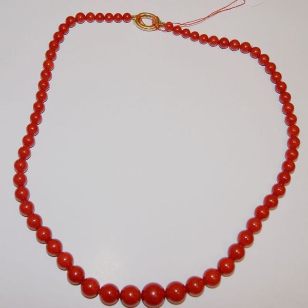 Collana, con sfere di corallo, con fermatura oro giallo, gr. 94