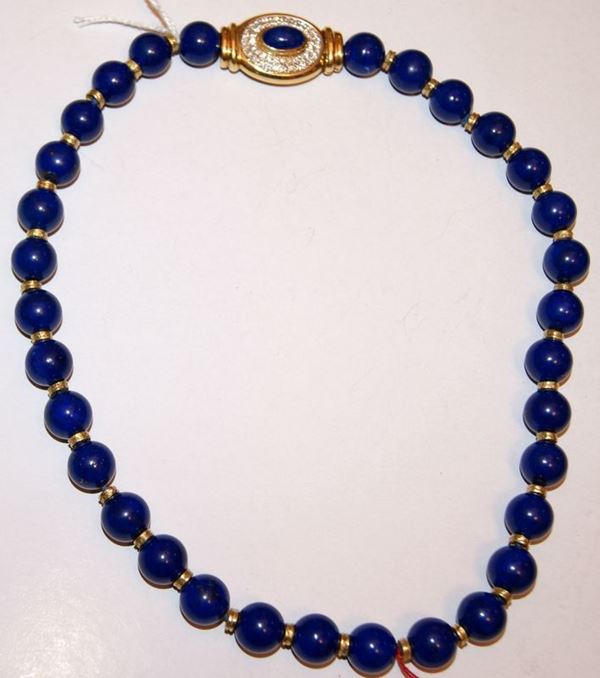 Collana, con sfere di lapislazzuli, intercalate a cerchi, in oro giallo, e fermezza in oro giallo e pave' di brillanti, gr. 13