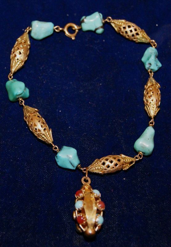 Bracciale, in oro giallo, con elementi traforati, intercalati da turchese e ciondolo