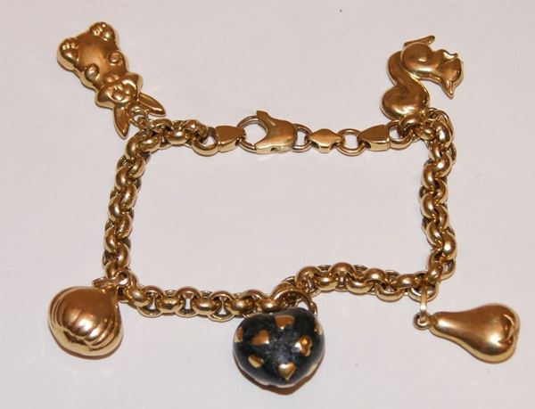 Bracciale, in oro, a maglia, con charms, gr. 22