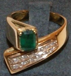Anello, in oro giallo, contrarie' con smeraldo e due binari di brillantini, gr. 7