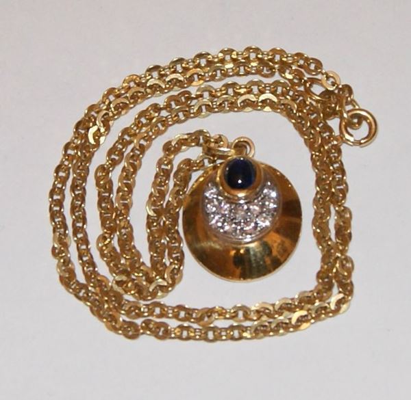 Collana, in oro giallo, a maglia, con ciondolo con rubino cabouchon e pave' di brillanti, gr. 12