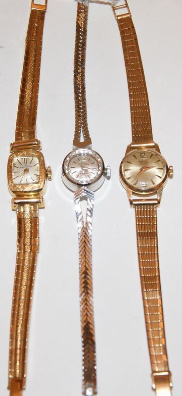 Orologio da polso per signora Logan, con cassa e cinturino in oro bianco, Due orologi da polso per signora Pryngeps e Monil con cassa e cinturino in oro giallo, tot. gr. 60
