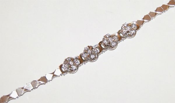 Bracciale, in oro bianco, a quattro corolle, con piccoli brillanti, gr. 14,5