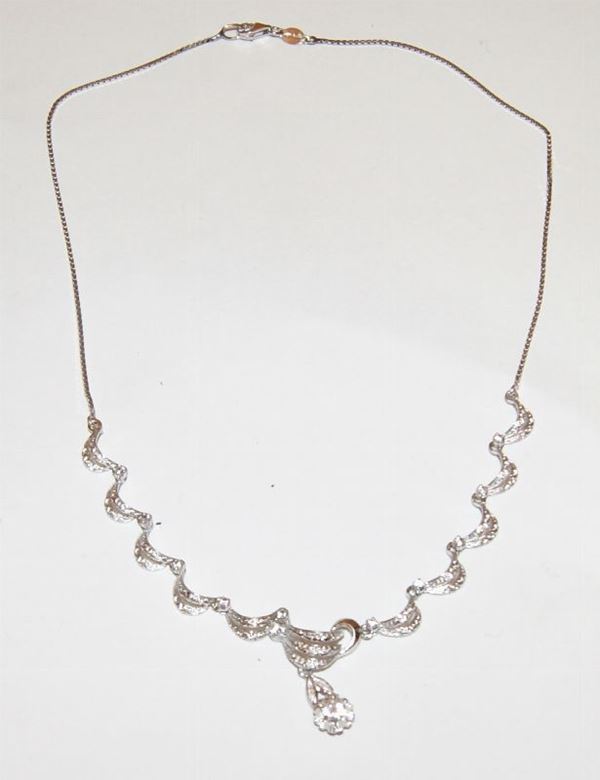 Girocollo, in oro bianco, con piccolo diamante pendente, gr. 8,2