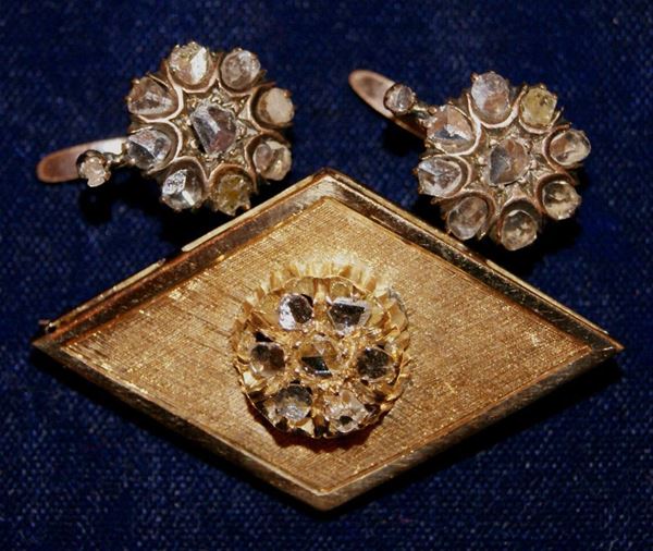 Spilla, in oro giallo, con corolla di rose di diamanti, gr. 7,5, e Coppia di orecchini, a monachella, in oro basso con rose di diamanti, gr. 4 (3)