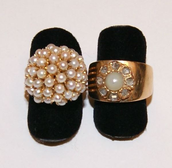 Anello, in oro giallo, con corolla di perline, e Anello, in oro giallo, con perla e rose di diamanti, tot. gr. 14