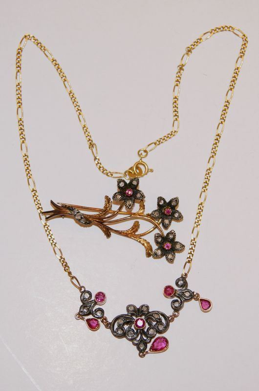 Girocollo, in oro giallo 18 kt, con elemento in oro basso e argento decorato a rubini e rose di diamanti, e Spilla, in oro basso e argento, con rubini e rose di diamante, tot. gr. 17,5 (2)