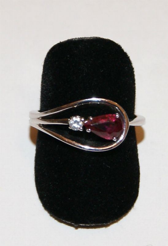 Anello, in oro bianco, con rubino a goccia e brillantino, gr. 4,2