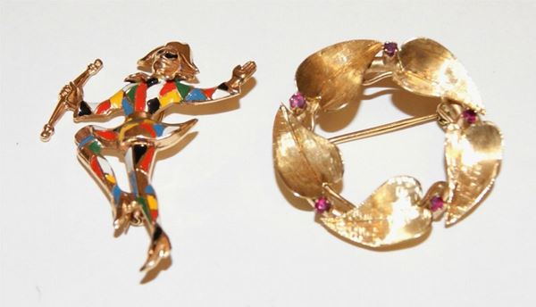 Spilla, in oro giallo, con foglie e piccoli rubini, e Spilla, in oro giallo, raffigurante ARLECCHINO, con smalti, tot. gr. 14,5 (2)