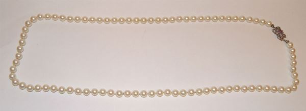 Collana in perle, ad un filo di diamenti da 8 mm, fermatura in oro bianco e piccolissimi rubini