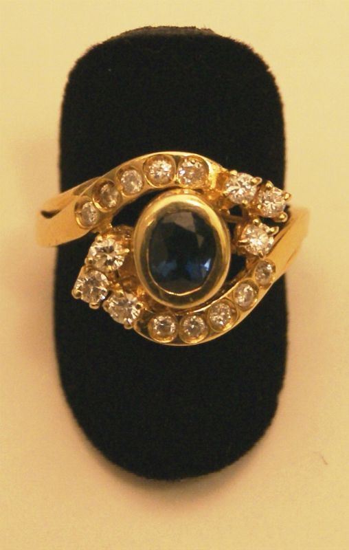 Anello, in oro giallo, con zaffiro e brillantini, gr. 5,4  - Asta Antiquariato, Collezionismo & Gioielli - Poggio Bracciolini Casa d'Aste