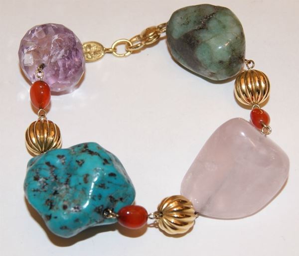 Bracciale con quattro pietre e decorazioni in oro giallo, marcato Torrini