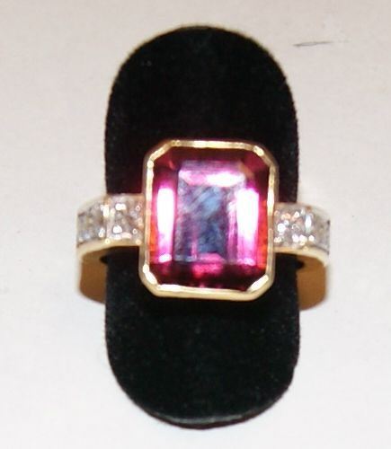 Anello, in oro giallo, con rubellitte rettangolaree brillanti laterali, marcato Torrini, gr. 11,5