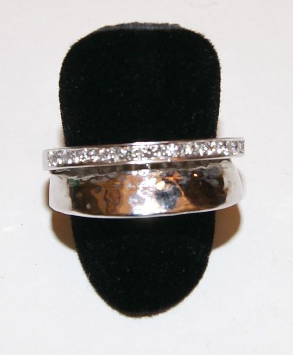 Anello, in oro bianco, con brillantini, marcato Torrini, gr. 9,3