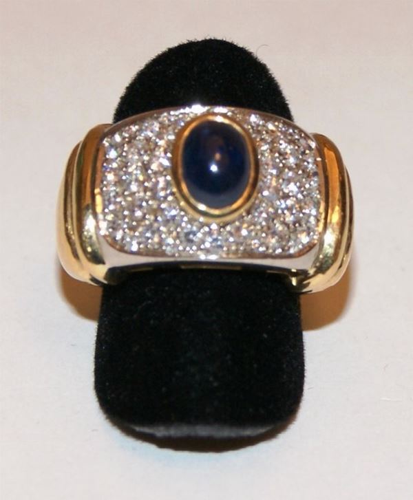 Anello, in oro giallo e bianco, con zaffiro cabouchon e brillanti, marcato Torrini, 2 ct e 16 gr