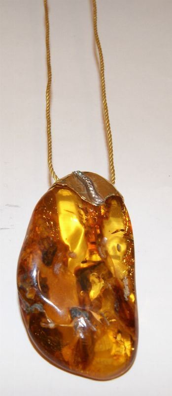 Pendente, in oro giallo, con brillantini e ambra, con cordoncino in stoffa e oro, gr. 6,20